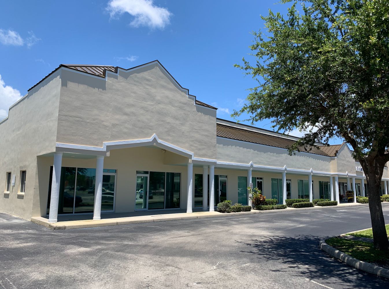 Emerald Plaza: 925 N Courtenay Pkwy, Merritt Island, FL 32953